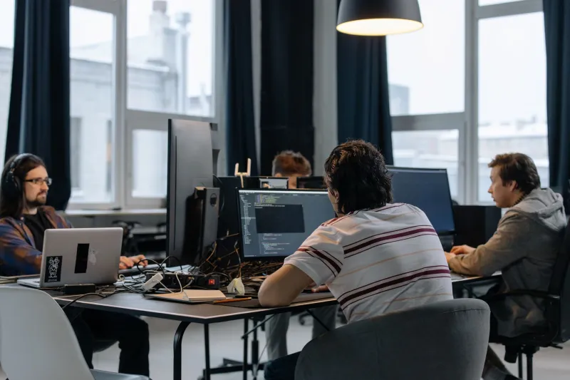 Dalla Pietra al Pixel: Come le Imprese Italiane Abbattono i Monoliti Software per Conquistare i Mercati Globali