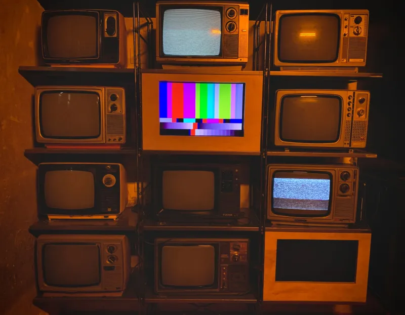 Ritorno al passato o fuga dal presente? Il fenomeno dei reboot TV italiani tra nostalgia e calcolo commerciale